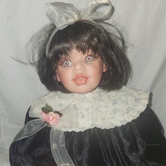 Vintage Fayzah Spanos Design @1996 24" Vinyl & Cloth Doll - Picture 2 of 11